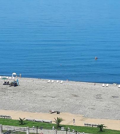 Apartment Desi With Sea View On The Beach In บาทูมิ ภายนอก รูปภาพ