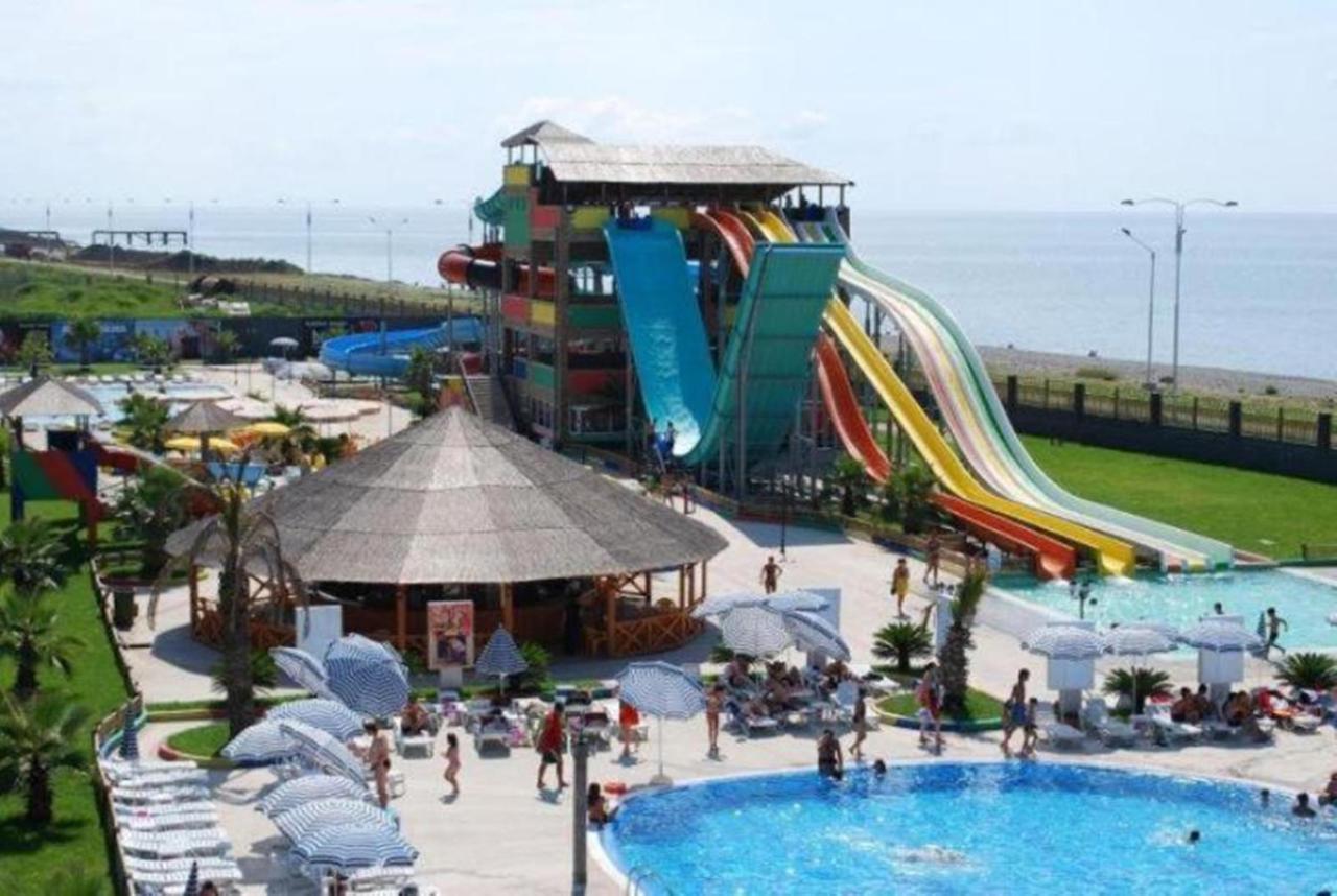 Apartment Desi With Sea View On The Beach In บาทูมิ ภายนอก รูปภาพ