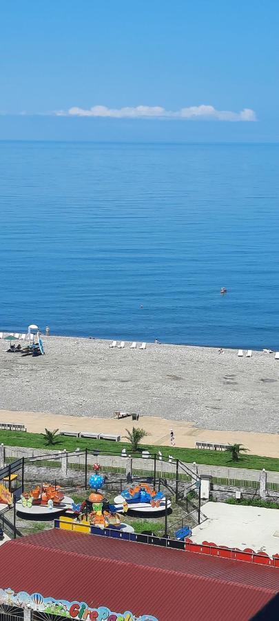 Apartment Desi With Sea View On The Beach In บาทูมิ ภายนอก รูปภาพ