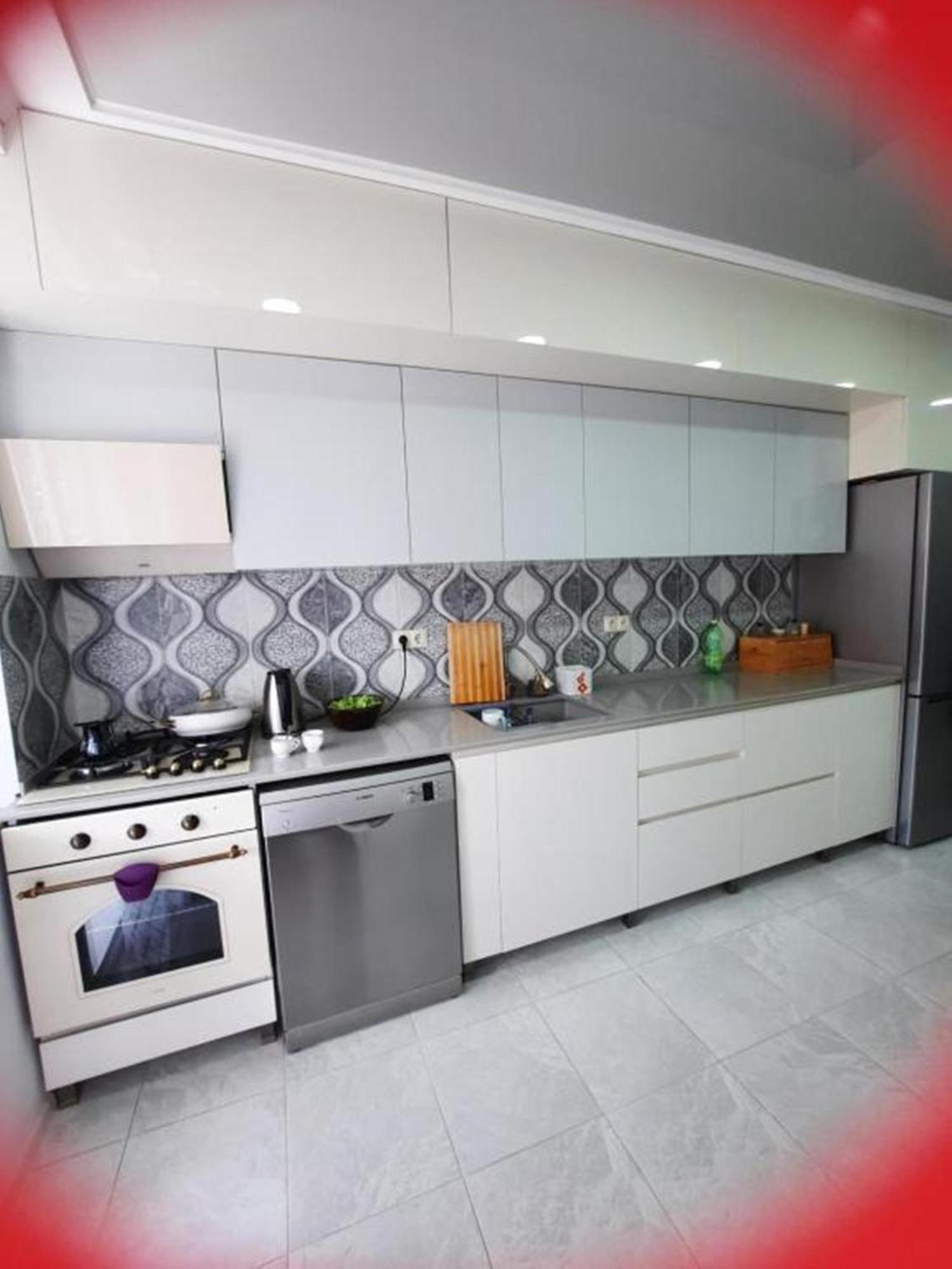 Apartment Desi With Sea View On The Beach In บาทูมิ ภายนอก รูปภาพ